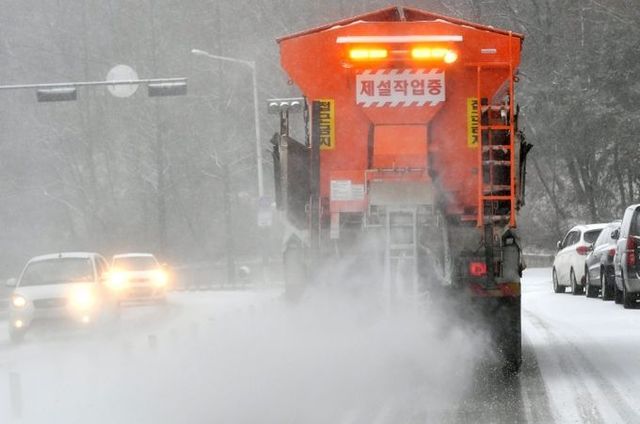 제설 작업을 하는 모습