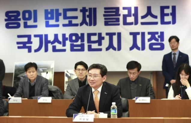 2024년 12월 26일 삼성전자 기흥캠퍼스에서 열린 '용인 첨단시스템반도체 국가산업단지 승인 기념행사'에서 이상일 용인특례시장이 의견을 이야기하고 있다.