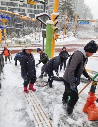 성남시, 대설경보 발효...비상 제설작업 총력 대응