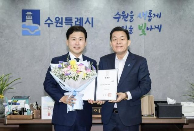 이재준 수원시장(오른쪽)이 위촉장 수여 후 이병진 수원도시재단 이사장과 함께하고 있다.