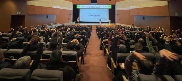 용인특례시는 지난 7일 시청 에이스홀에서 올해 새로 채용한 공원, 녹지 분야 기간제근로자 280명을 대상으로 안전보건교육을 했다