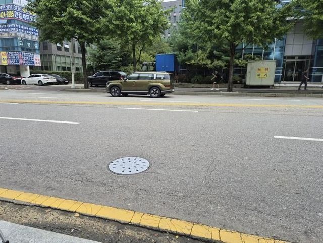 안양시 수원지법 안양지원 옆 도로에 설치한 맨홀충격방지구 실증 사진