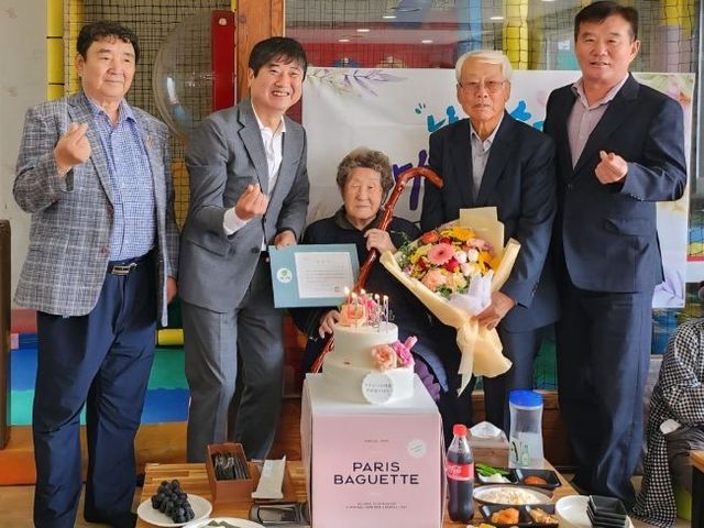 단체사진(왼쪽부터 배대식 이장, 곽용환 읍장, 지복순 어르신)