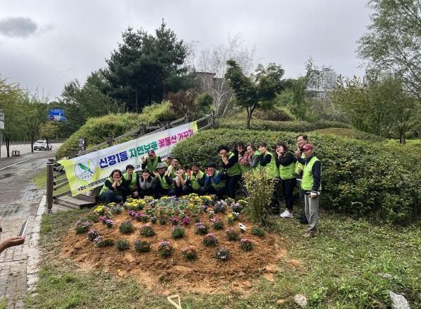 오산시 신장1동 자연보호협의회, ‘꽃동산 가꾸기’로 주민 힐링 공간 조성