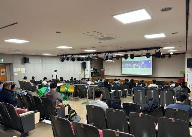 지난 23일 광명시 민방위교육장에서 '제2차 온라인 마케팅 교육'이 진행되고 있다.