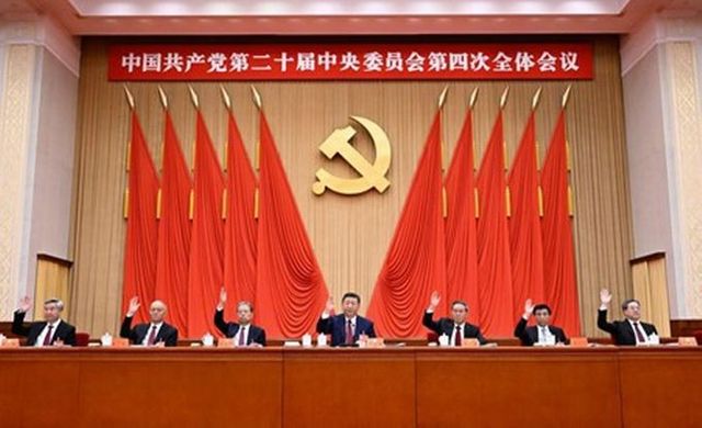 시진핑, 리창(李强), 자오러지(趙樂際), 왕후닝(王滬寧), 차이치(蔡奇), 딩쉐샹(丁薛祥), 리시(李希) 등이 주석대에 착석했다. (사진/신화통신)