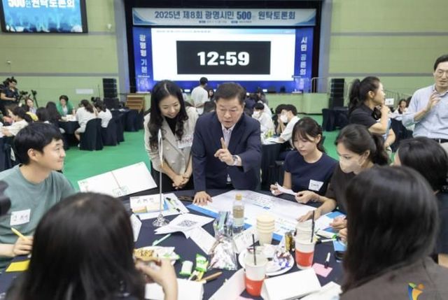 박승원 광명시장이 지난 9월 광명시민체육관에서 열린 '제8회 광명시민 500인 원탁토론회'에서 시민들과 함께 정책을 논의하고 있다.