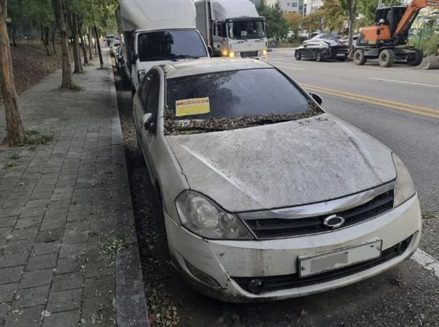 도로에 무단으로 방치된 차량