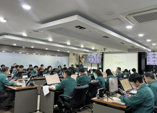 용인특례시는 11일 시청 재난상황실에서 겨울철 재해에 대비한 종합대책 회의를 개최했다