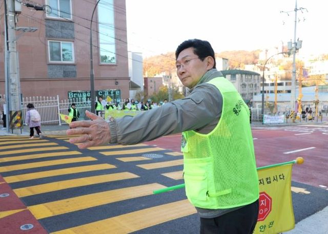 19일 교동초 앞에서 이상일 시장이 교통지도 봉사를 하고 있다