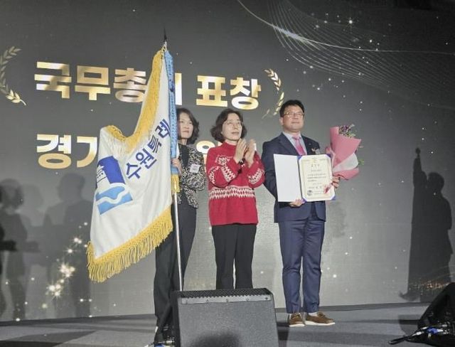 김현수 수원시 제1부시장(오른쪽)과 수원시 관계자들이 수상 후 기념사진을 찍고 있다.