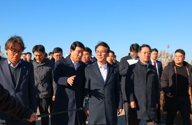 김민석 국무총리가 21일 인천 서구 수도권매립지를 방문, 3-1매립장 위생매립 현황 및 2매립장 상부공간 활용대책에 대해 브리핑을 받으며 점검을 하고 있다.