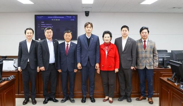 안산시의회가 24일 제300회 제2차 정례회 예산결산특별위원회 구성과 예산결산특별위원회 위원장 및 부위원장 선출을 마쳤다. 사진 왼쪽부터 송바우나 유재수 김재국 위원, 선현우 위원장 이진분 부위원장 최찬규 한갑수 위원의 모습
