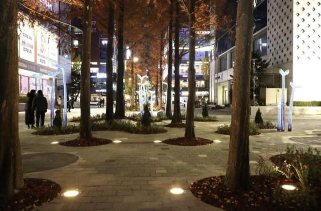 바닥 조명이 새롭게 설치된 서현역 공공공간의 모습