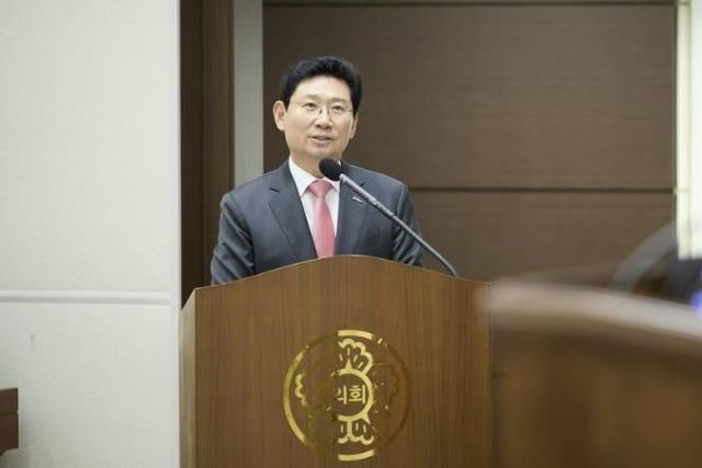 26일 용인특례시의회에서 이상일 시장이 시정질문에 답변하고 있다