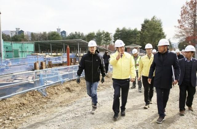 최대호 안양시장이 26일 청계통합정수장 고도정수처리시설 공사 현장을 방문해 진행상황을 점검하고 관계자들을 격려했다