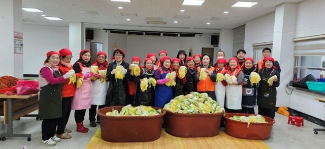 북내면 한마음봉사회의 겨울나기 ‘사랑의 김장 나눔’