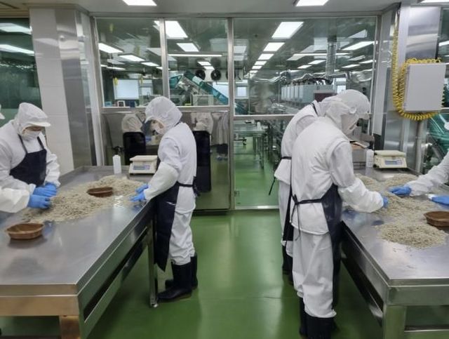 수산물 공급업체에서 학교급식 공급 예정인 식자재를 확인하고 있다.