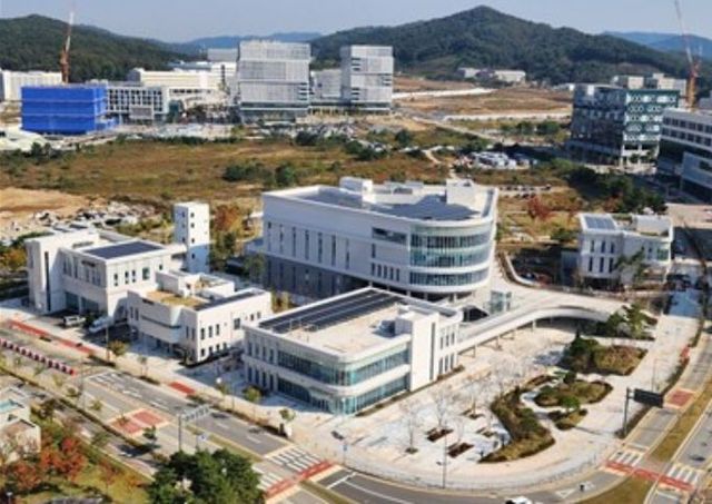 집현동 복합커뮤니티센터(왼쪽부터 119안전센터, 경찰지구대, 복합커뮤니티센터(2개동), 우체국)