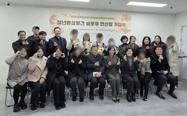 이선희 문화체육관광국장(앞줄 오른쪽 네번째)이 9일 청년밥상문간 ‘슬로우 안산점’ 개점식에서 참석자들과 함께 기념촬영을 하고 있다.