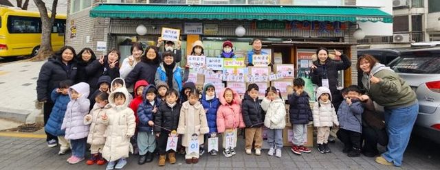 광명시 소하2동 지역사회보장협의체는 16일 광명마을냉장고 ‘소이곳간’의 ‘슬기로운 같이(가치)생활’ 사업에 시립킨더레일광명역 어린이집이 참여해 뜻깊은 나눔 활동을 펼쳤다고 밝혔다.