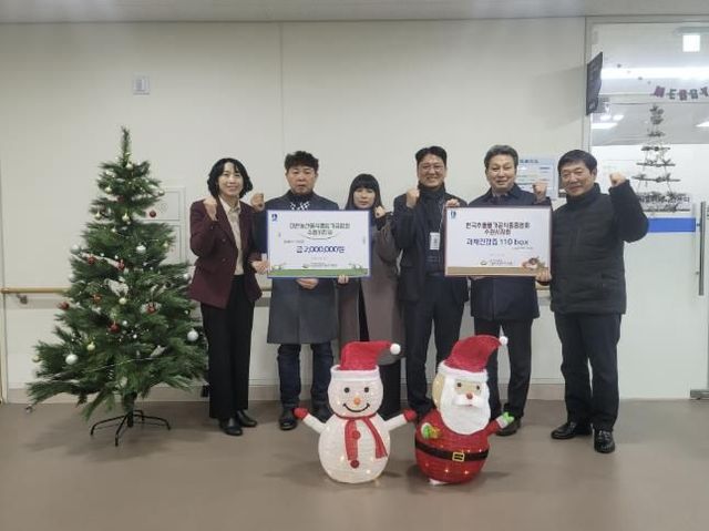 전달식 후 한국추출가공식품업중앙회경기도지부 수원시지회, 대한농산물식품임가공업연합회 수원시지부, 수원시 관계자가 함께하고 있다.