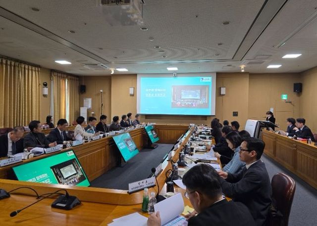 권정희 수원시 행정지원과장이 수원시의 공공외교 사례를 발표하고 있다.