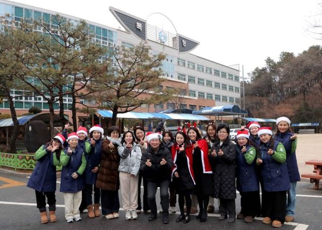 이상일 용인특례시장이 24일 기흥구에 있는 독정초등학교에서 교통지도봉사를 마친 뒤 녹색어머니회 등 관계자들과 기념사진 촬영을 하고 있다.