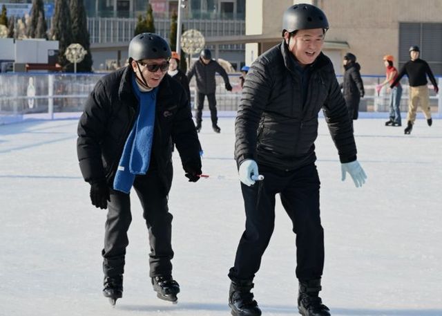 임병택 시흥시장, 시각장애인협회장과 거북섬 스케이트장 방문