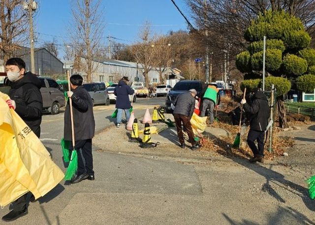 광명시 학온동 행정복지센터는 지난 2일 쾌적하고 깨끗한 마을 환경 조성을 위해 이면도로와 빗물받이 낙엽 청소를 실시했다.