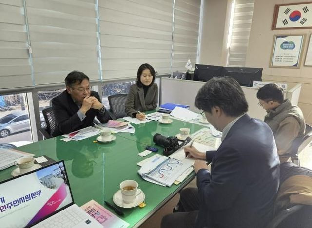 이억배 외국인주민지원본부장(왼쪽 첫번째)이 4일 안산시외국인주민지원본부를 방문한 아사히신문 기자들에게 외국인정책에 대해 설명하고 있다.