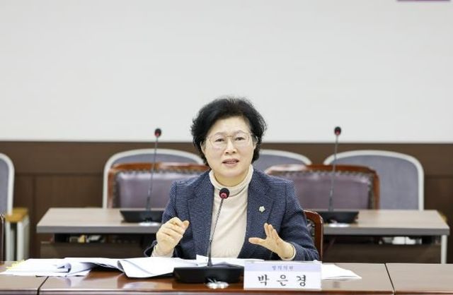 박은경 의원이 지난 11월 25일 제300회 제2차 정례회 기획행정위원회에서 자신이 대표 발의한 ‘안산시 직업교육혁신지구 사업 활성화 조례안’에 대해 발언하고 있다.