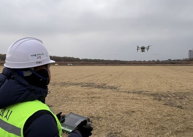 드론을 활용해 철새들을 위한 볍씨를 살포하고 있다.