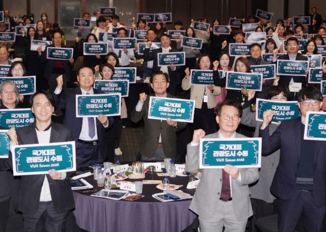 이재준 수원시장(가운데)과 수원화성 3대 축제 성과보고회 참석자들이 함께하고 있다.