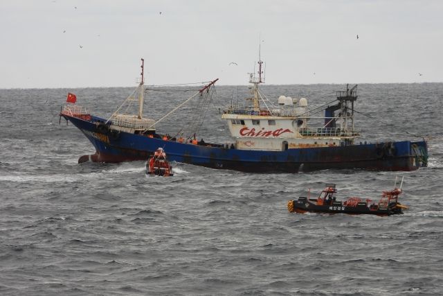 12월 5일 오후 배타적경제수역에서 조업중인 중국어선 대상 검문검색을 위해 해양경찰 고속단정이 다가가는 모습