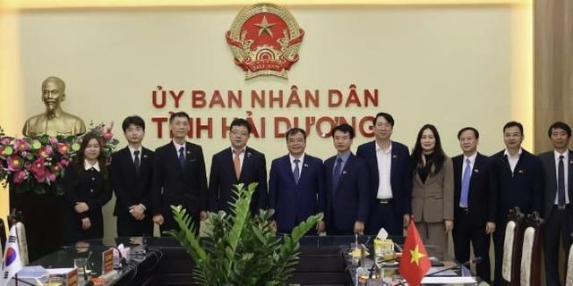 김현수 수원시 제1부시장(왼쪽 4번째부터), 응웬 민 훙 하이즈엉성 부인민위원장, 수원시·하이즈엉성 관계자들이 기념촬영을 하고 있다.