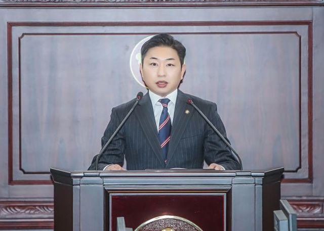 본회의장에서 발언 중인 김종복 의원