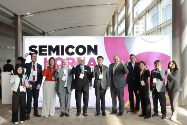 이상일 용인특례시장이 19일 미국 텍사스주 윌리엄슨 카운티 대표단과 서울 코엑스에서 열린 'SEMICON KOREA 2025'를 참관했다.