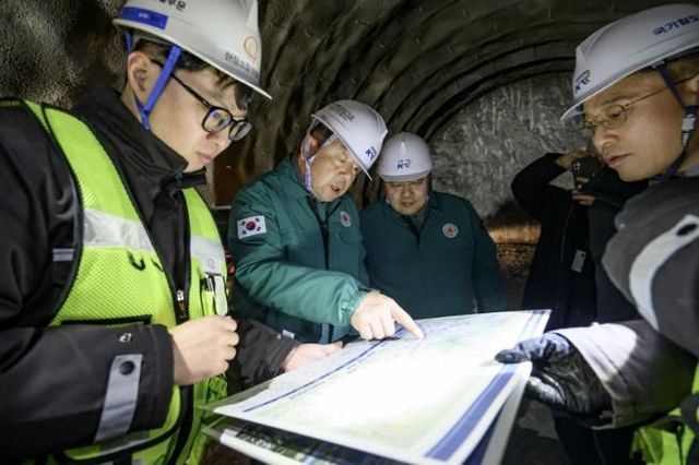 김현수 수원시 제1부시장(왼쪽 2번째)이 공사 현황을 확인하고 있다.
