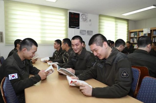 육군 병사들이 플리스형 스웨터를 입고 생활하는 모습(사진=국방부 제공)