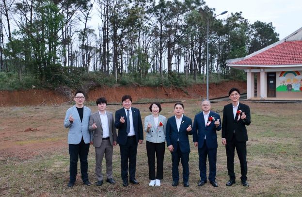 베트남 꽝남성 땀끼시에 건립될 용인 스마트 디지털도서관 부지에서 의원들이 기념촬영을 하고 있다. 왼쪽부터 강영웅 의원, 박병민 의원, 김진석 자치행정위원장, 유진선 의장, 이창식 부의장, 김길수 의원, 박인철 의원