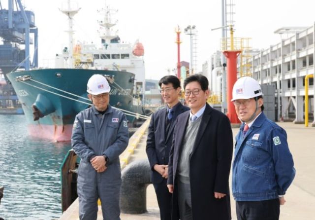 고광효 관세청장(오른쪽에서 2번째)이 27일 (주)정일스톨트헤븐 울산을 방문하여 현장을 살펴보고 있다.