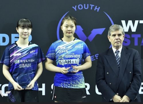 화성도시공사 유청소년탁구부 허예림 선수(왼쪽 1번째)와 유예린 선수(왼쪽 2번째)가 WTT 수상에 따른 기념촬영을 하고 있다. (화성도시공사 제공)