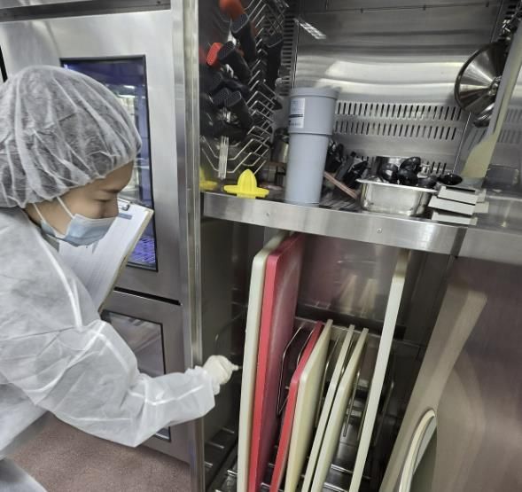 음식점 위생점검을 실시하는 모습.