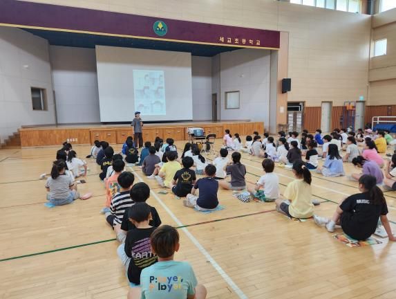 배다리도서관에서 진행한 세교초등학교에서 소복이 작가의 강연
