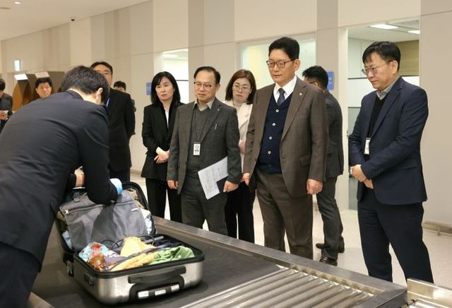 고광효 관세청장(오른쪽 두번째)이 6일 오전 인천국제공항 제1여객터미널을 찾아 여행자 통관현장을 점검하고 있다. <p> </p><p>