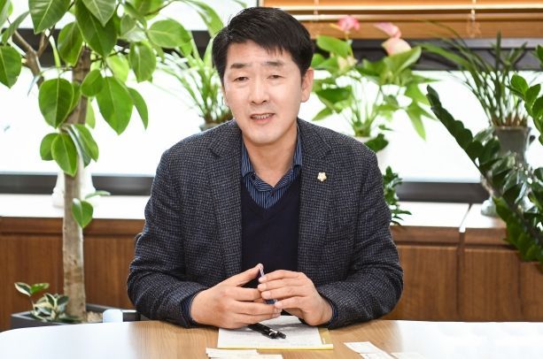 배정수 의장이 기업인들과 대담하고 있다