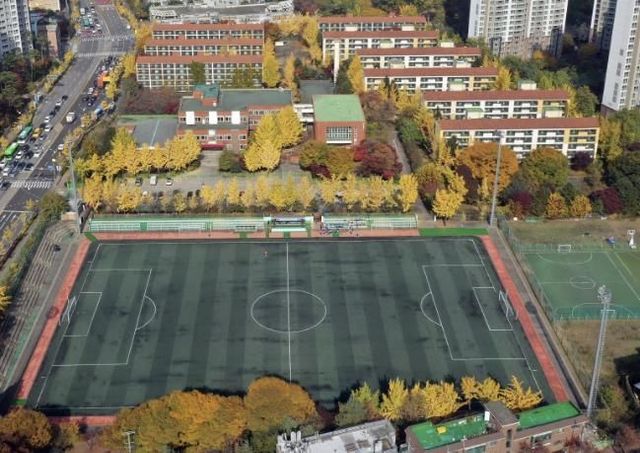 K-혁신타운 조성 사업 대상지(하안동 740 일원 면적 6만 2천301㎡) 전경. 사진에 초록색 옥상 서울시립근로청소년복지관, 빨간색 지붕 보람채아파트