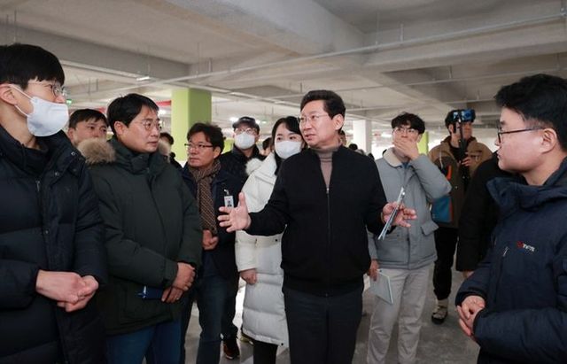 이상일 용인특례시장이 지난 1월 18일 경남아너스빌 디센트 건설 현장을 방문해 누수가 지적된 지하 주차장을 둘러보고 있는 모습.