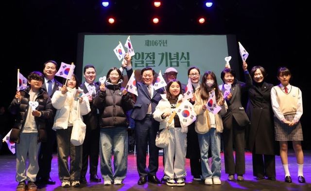 박승원 광명시장이 1일 오전 광명시민회관에서 열린 '제106주년 3.1절 기념행사'에서 광명시청소년재단 소속 청소년들과 만세삼창을 외치고 있다.